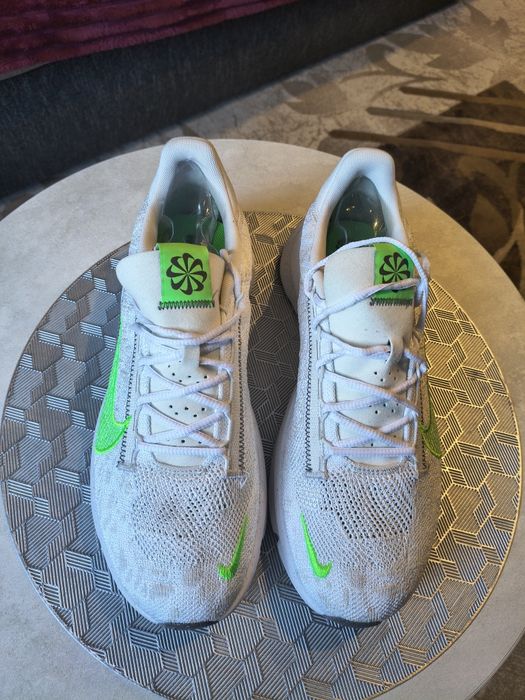 Vând adidași Nike