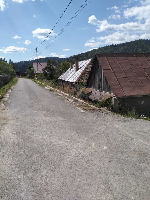 Casa cu teren generos - zona de munte,acces direct la drum