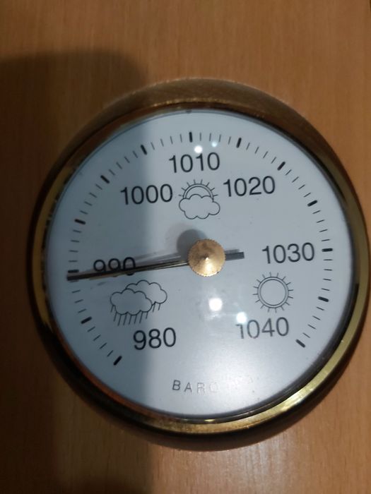 Влагомер,барометър, термометър.
