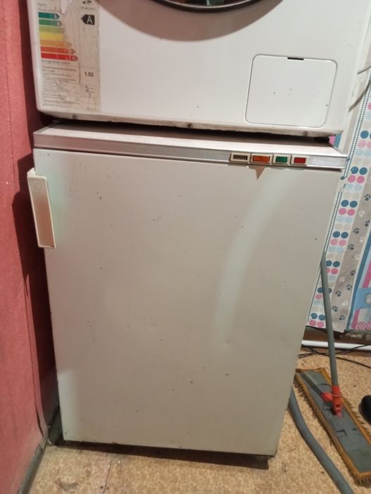 Продам морозильник старенький