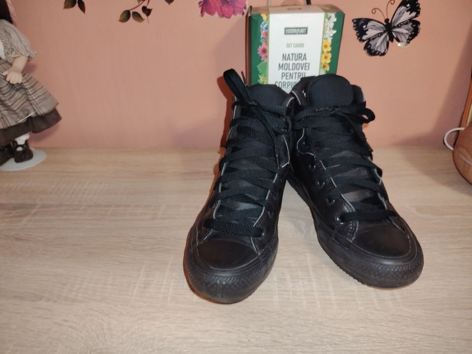 Încălțăminte unisex din piele in stare foarte buna de iarna ..Superbi