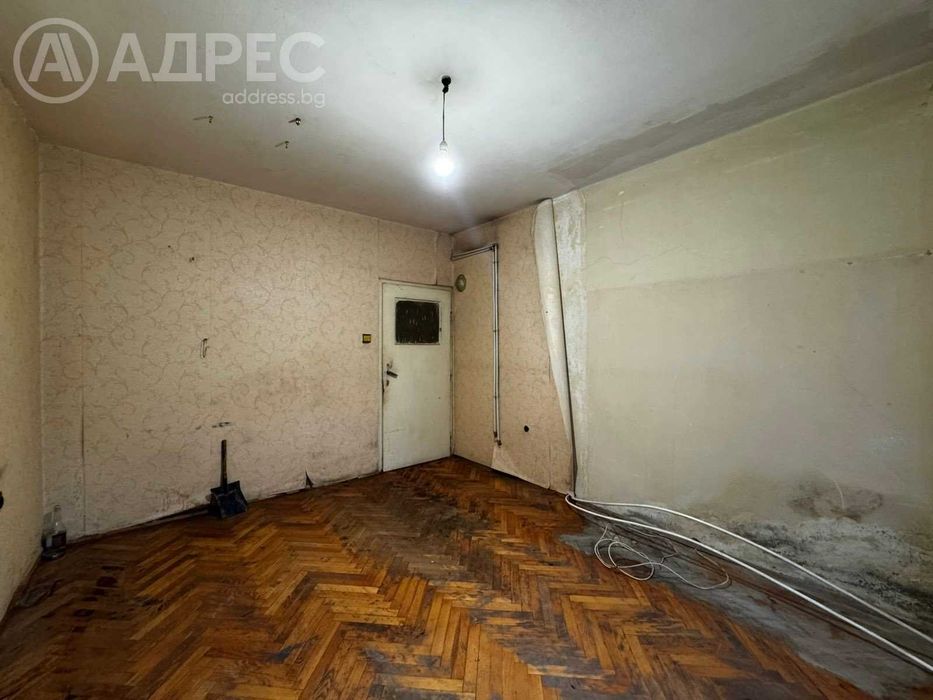 Двустаен апартамент, Център, 65 кв.м., ет. 1, тухла, за ремонт