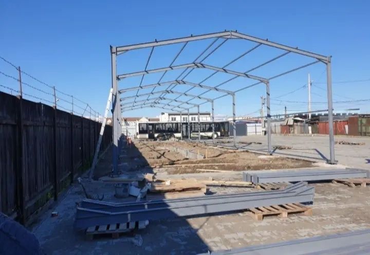 Vand hală metalică 11 m lățime cu 25 lungime tot cu montaj de pe stoc