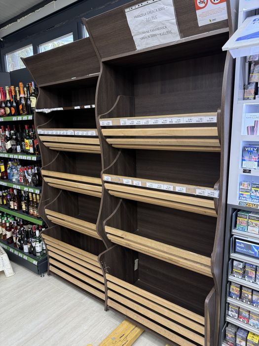Vand 2 rafturi produse panificatie!