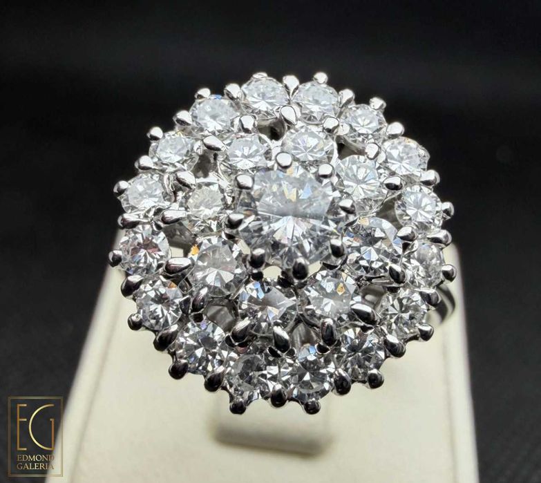 Inel din aur alb, decorat cu diamante