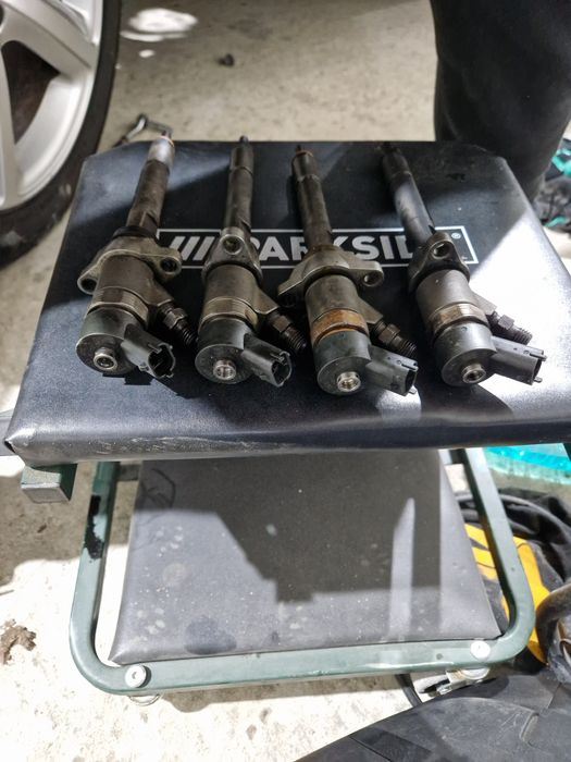 Vând injectoare 1.6 hdi