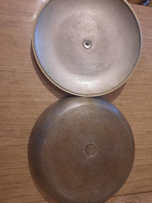 Казан 6 л и сковорода чугунные.