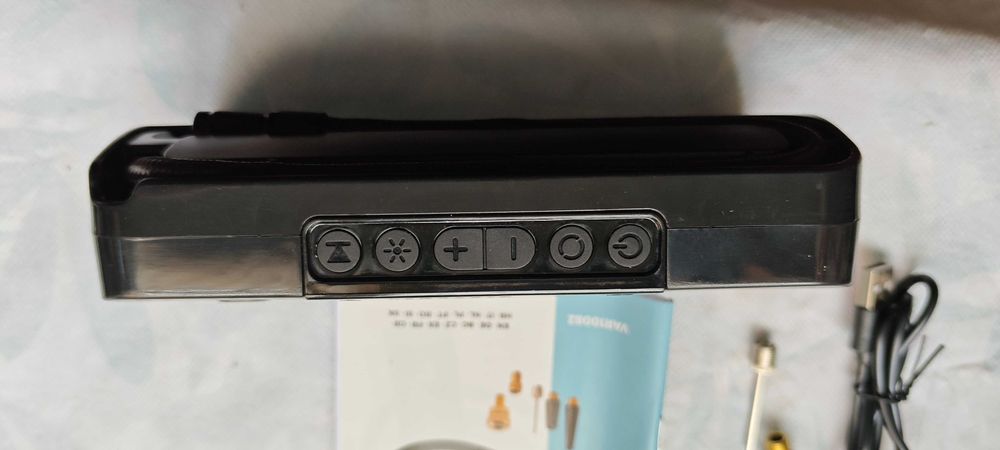 VARO – Безжична въздушна помпа 8V, 150 PSI, фенер, приставки