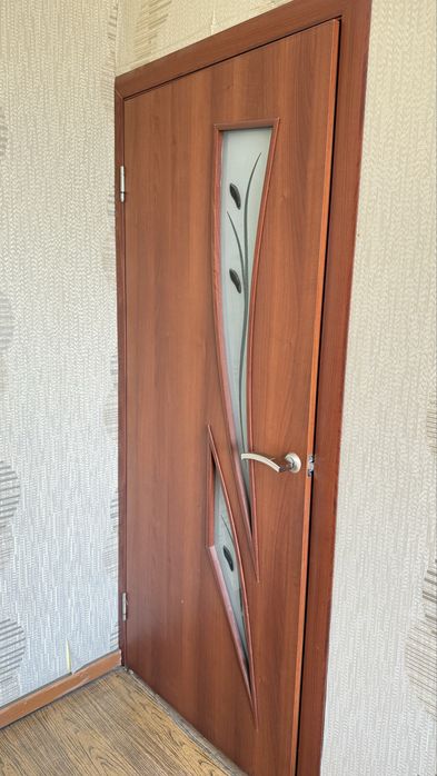 Мебель, двери, книги, люстры