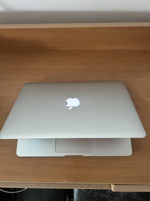 Продам macbook air 2014
