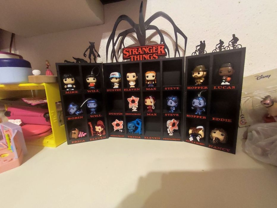 Дисплей / поставка за Stranger Things Kinder Joy