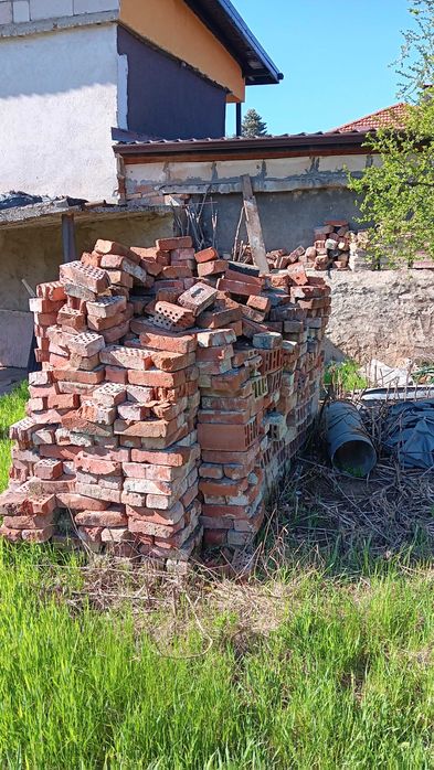 Подарявам тухли