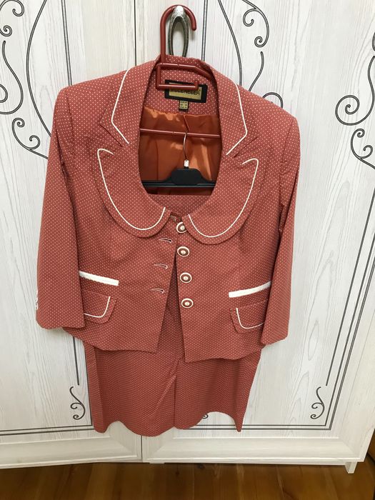 Женский костюм коралловый в горошек