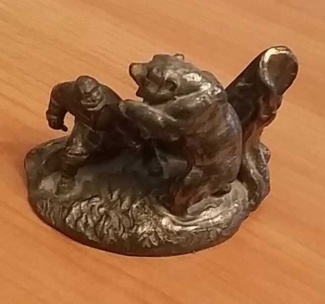 Статуэтка бронзовая "Охотник и медведь"