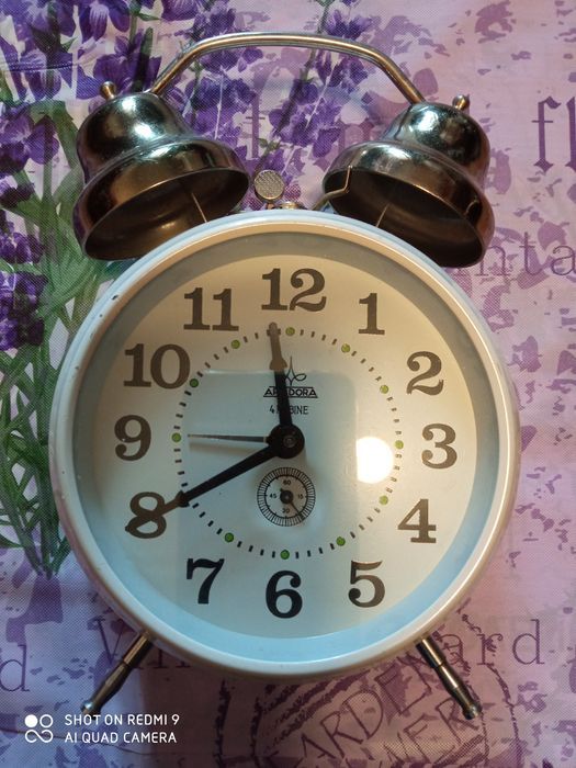 Будилник с секундарник,