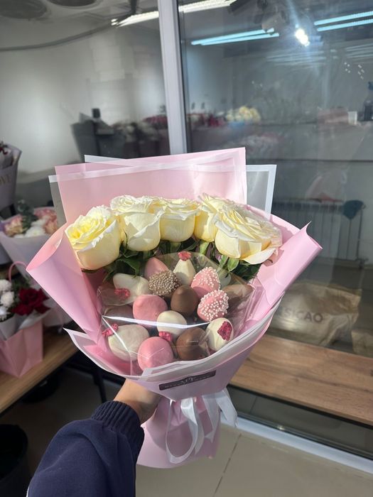Букет из клубника в шоколаде с розами