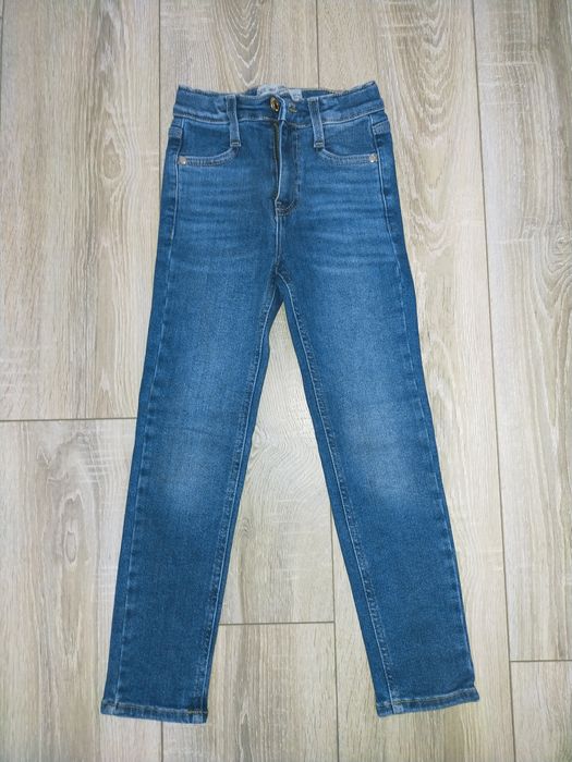 Продам джинсы на девочку