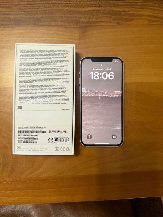 Продавам IPhone  12 с безжични слушалки