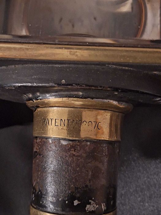 Lampă de caleașcă vintage, din alamă și fier emailat