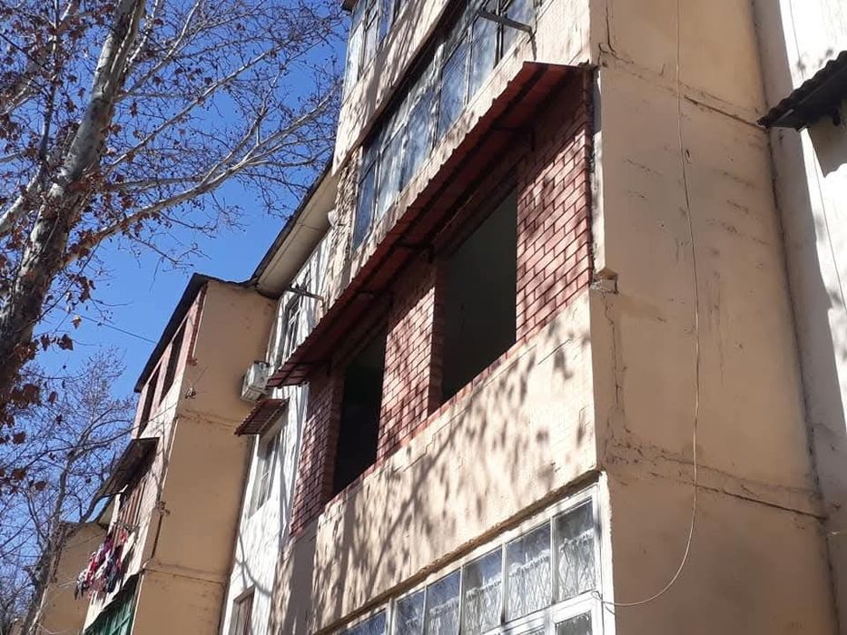 Установка козырьков над окнами на весы