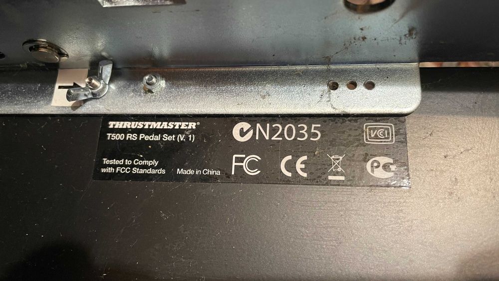 Продавам комплект волан и бюро: Thrustmaster T500 RS + Ultradesk Frag V3