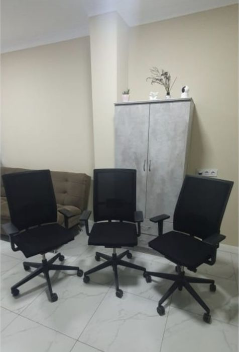 Три стула на колёсиках