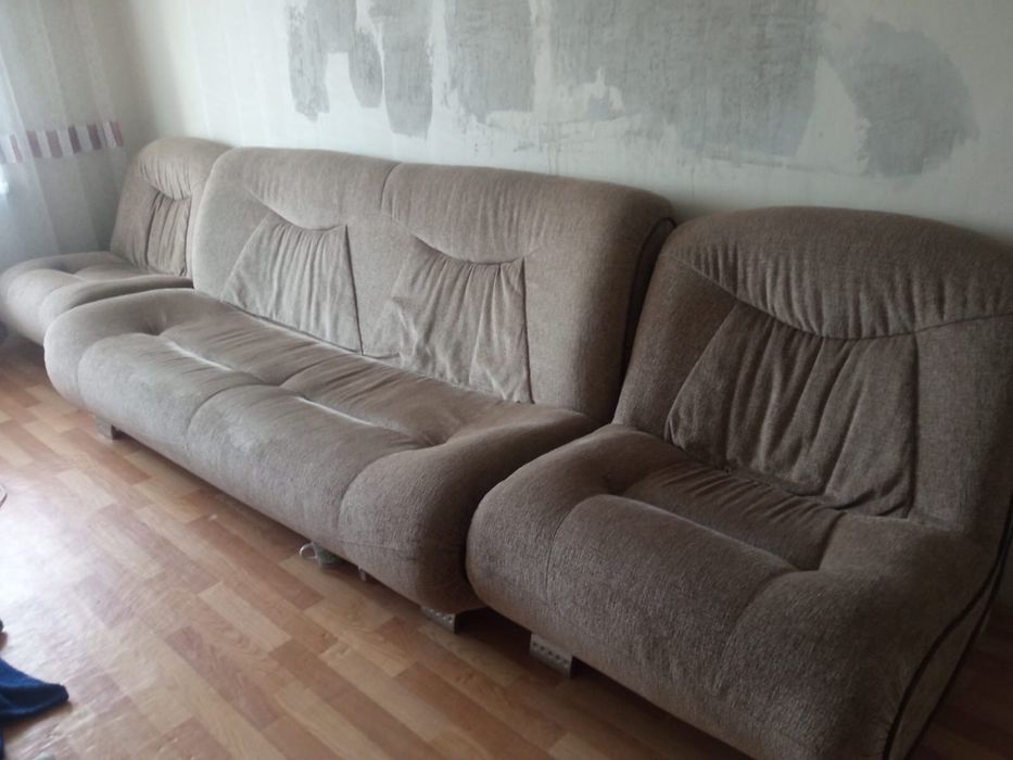Диван с двумя креслами