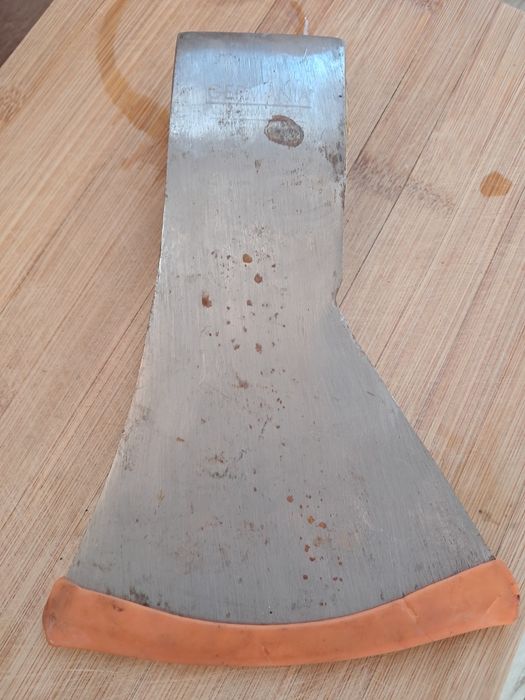 Продавам немска секира 1.200 кг