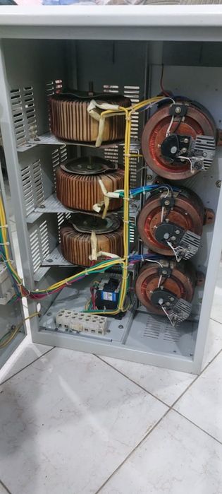 Стабилизатор напряжения трехфазный