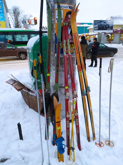 Продам лыжи и палки к ним