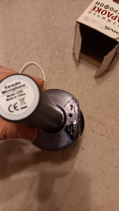 Безжичен караоке микрофон