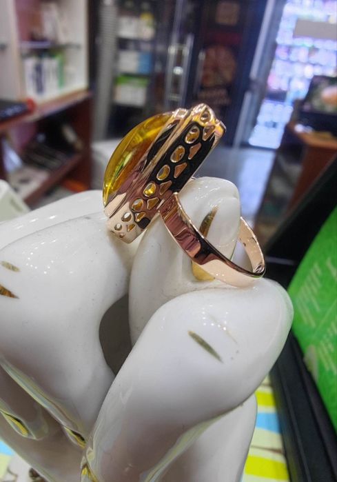 Золотое женское кольцо