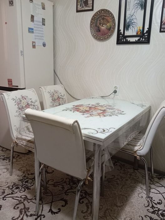 Кухонный стол и стулья
