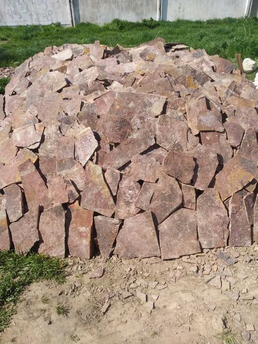 Натуральный природный горный камень.