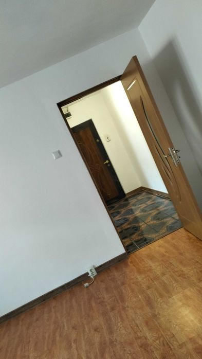 Vând apartament semidecomandat