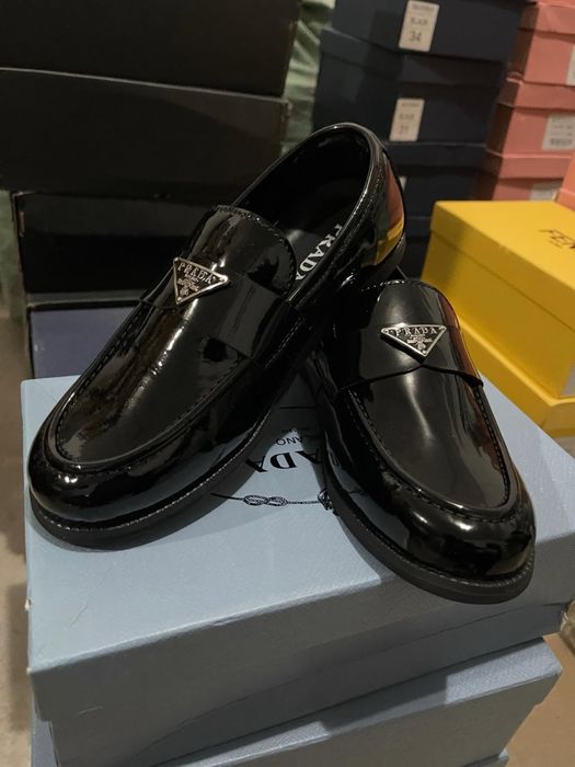 Новые туфли для мальчиков и девочек