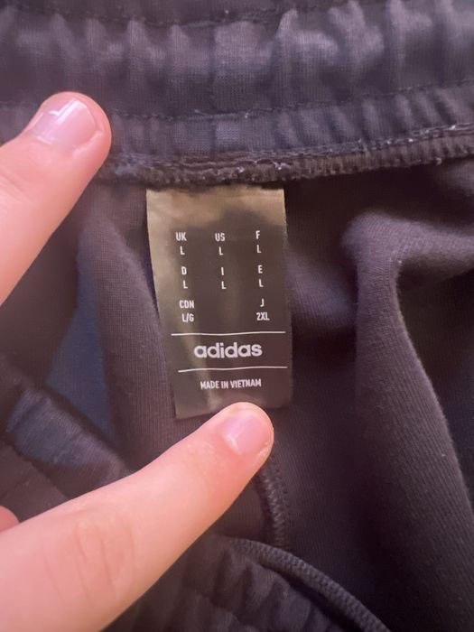 pantaloni scurti originali adidas negri marimea L perfecti pentru M