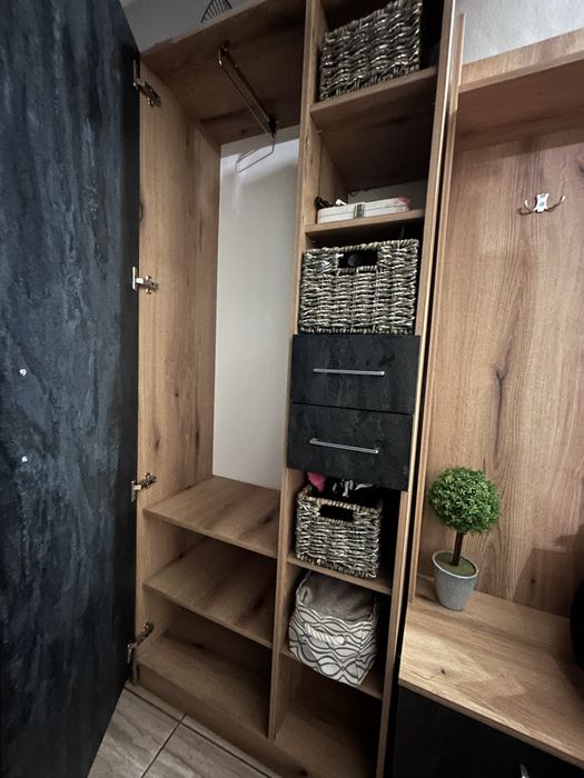 Cuier cu oglida si dulap