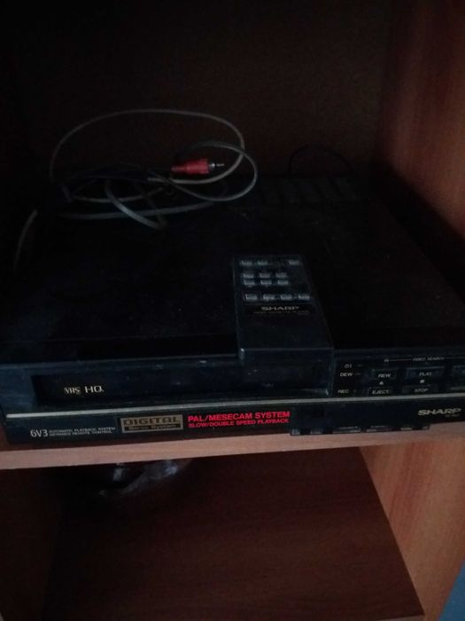 Масичка за телевизор на колелца , DVD player и видео SHARP