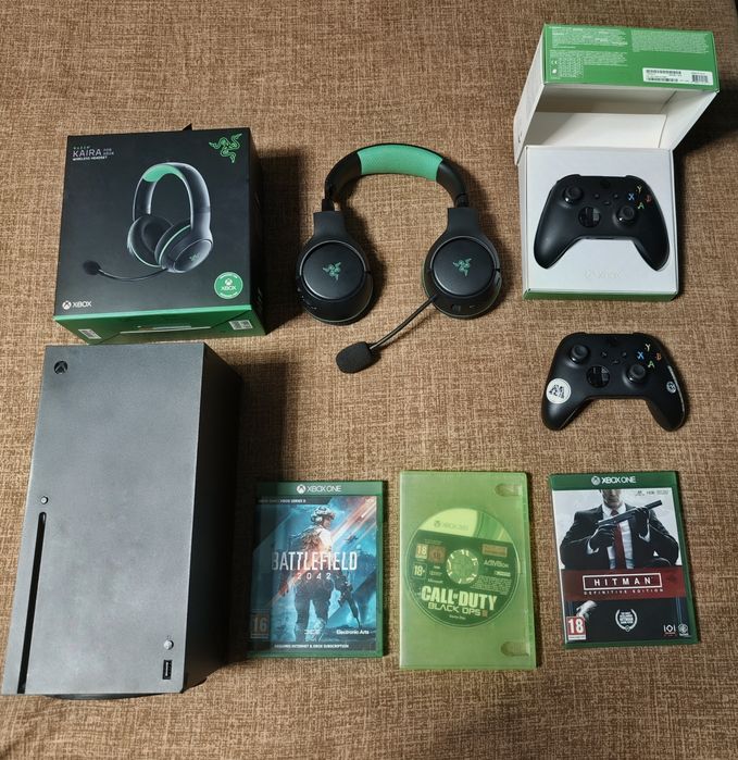 Xbox Series X конзола с комплект от 2 контролера и слушалки