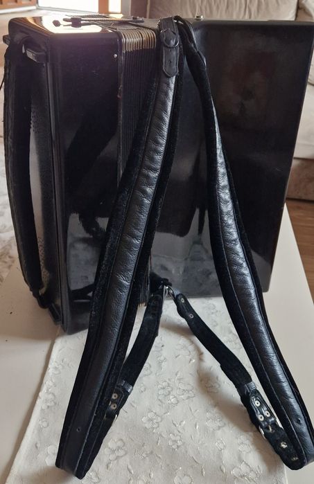 Vând Acordeon Weltmeister Universum Elegance pe 4 voci, 120 Basi.