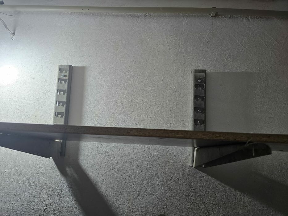 Крепление для полок