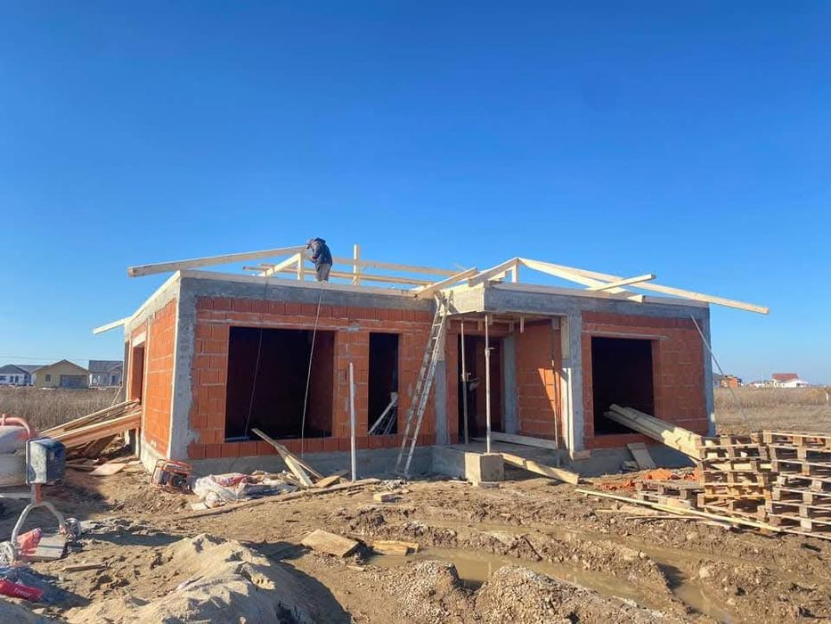 Construcții case la rosu