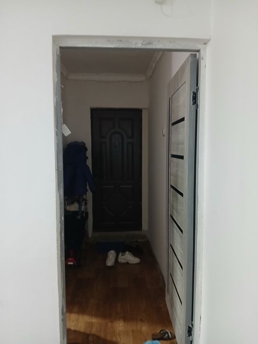 Срочно продаётся 2х комнатная квартира 4 микрорайоне на 1 этаж