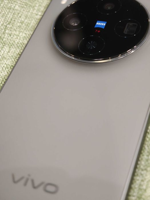 Нов Vivo X300 16/256 черен - 6.31"; Zeiss 200mpx + 50mpx + 50mpx; 6040mAh - 90W; Mediatek 9500