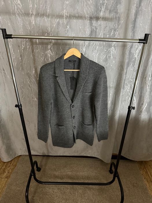 Pulover din lana potrivit pentru tinute casual