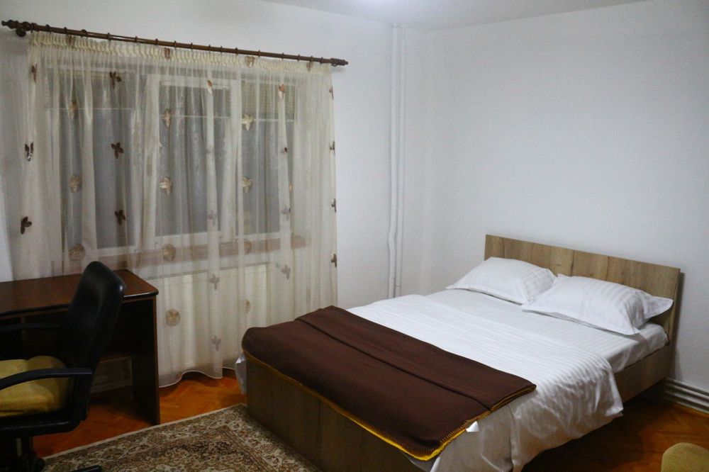 Închiriez apartament 2 camere decomandat