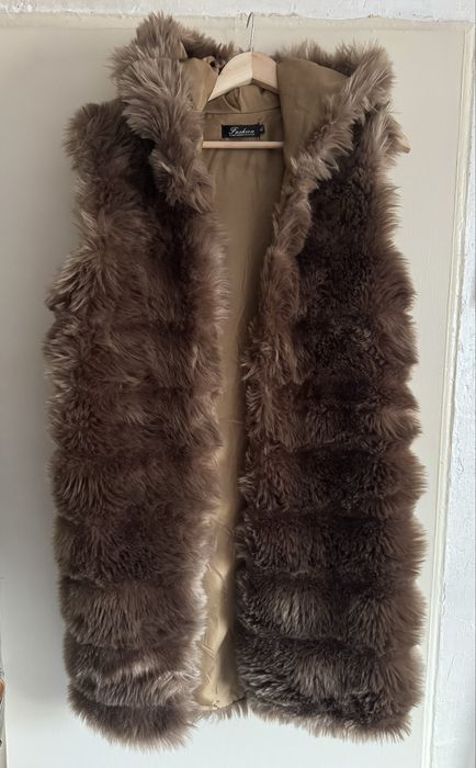 Елек от изкуствен косъм с качулка