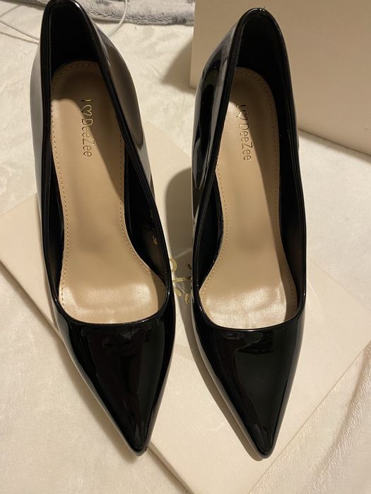 Чисто нови обувки на висок ток