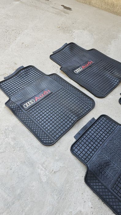 Универсальные резиновые коврики на Audi